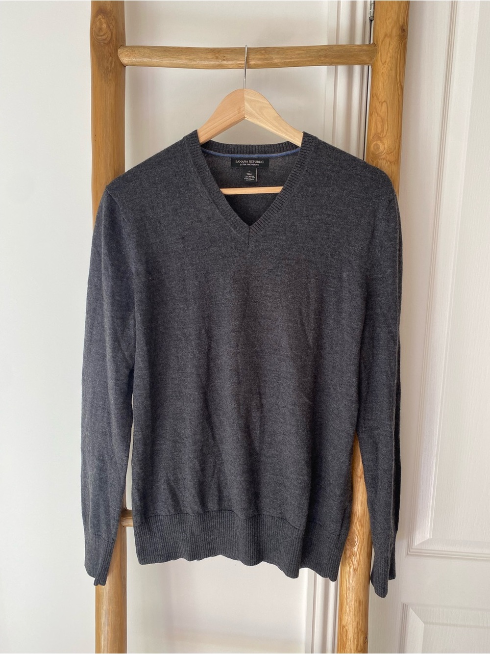 Banana Republic Sweater Charcoal Gray Extra Fine Merino Wool V-neck Fall Preppy